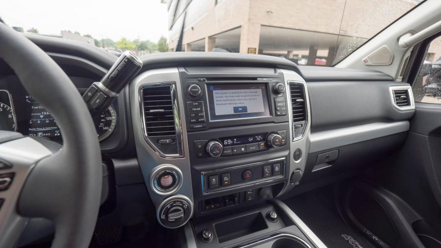 Интерьер Nissan Titan XD PRO-4X 2017 года  (NA) (фото 15 из 23)